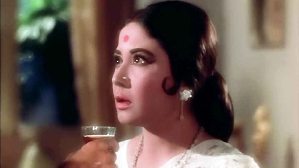 Meena Kumari in Chhoo Lene Do Naazuk from Kajal